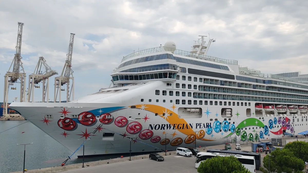 Cruceros: Nor Cruises has signed a preliminary deal for up to five new 82,000-ton cruise ships to be built in China