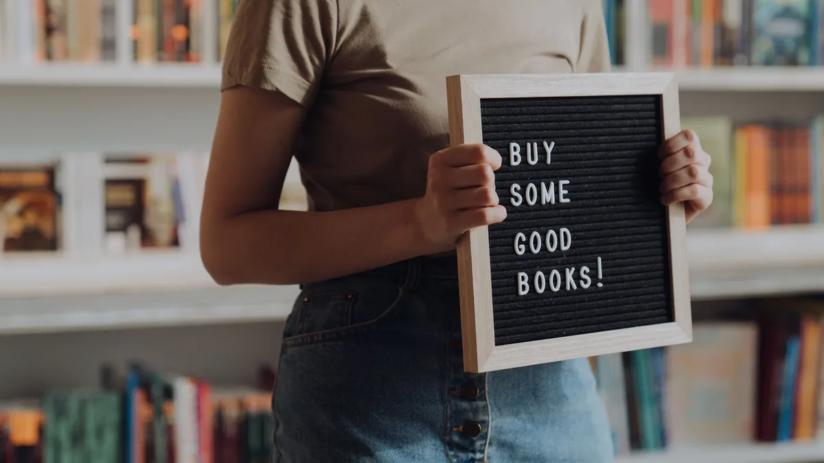 Prizes Lists: The Anagramme bookshop in Sèvres has new owner Julie Menant