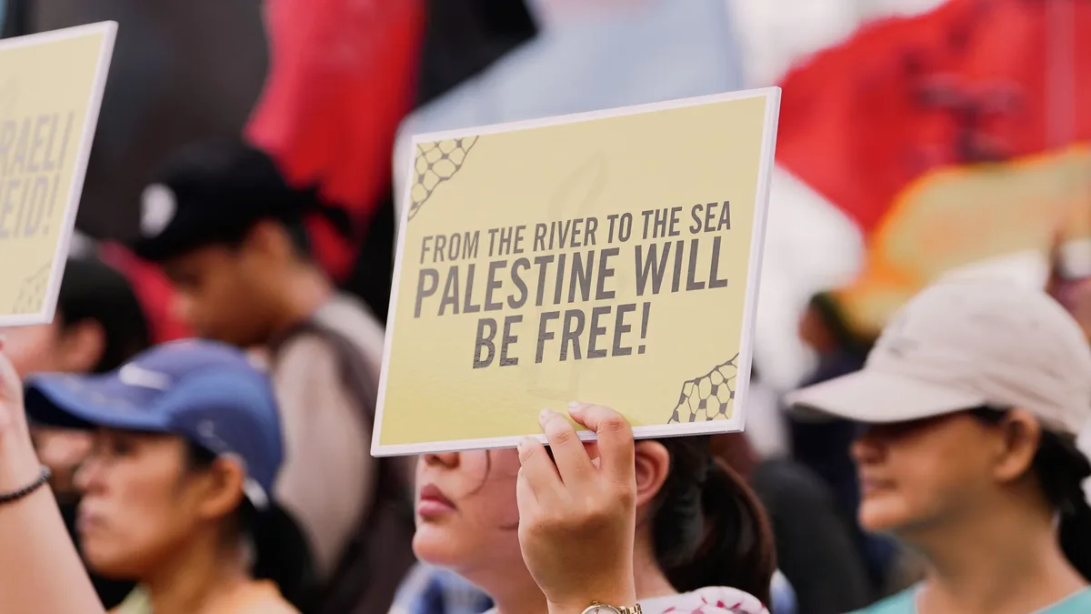 Amnesty International condemns the siege of Palestinian homes in Qusra by Israeli settlers, highlighting the relentless...