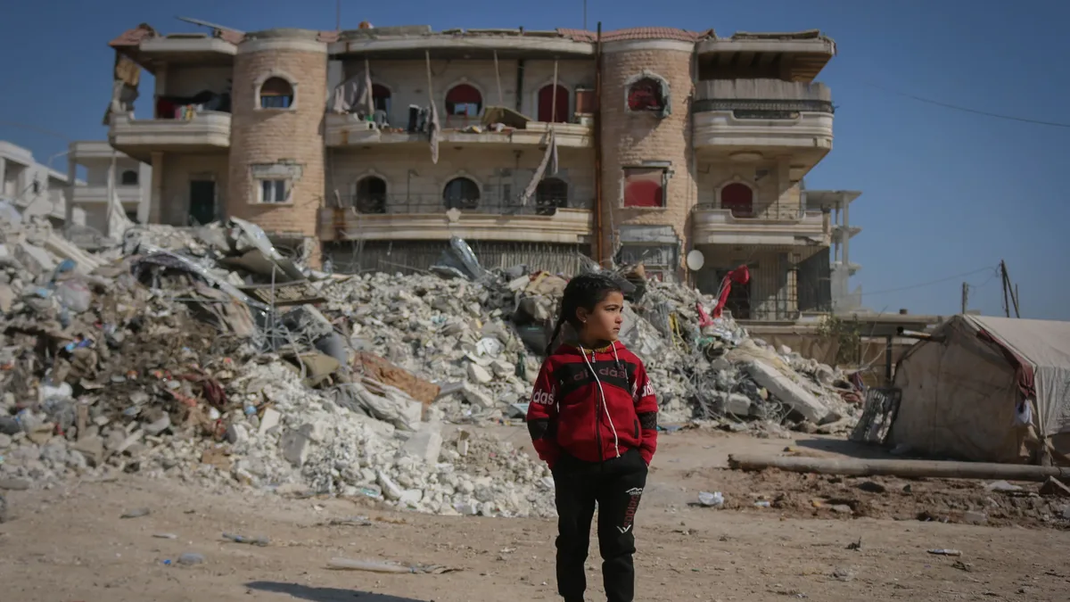 Temas: Palestinian children in Masafer Yatta, West Bank, face the threat of school demolition as the new academic year begins