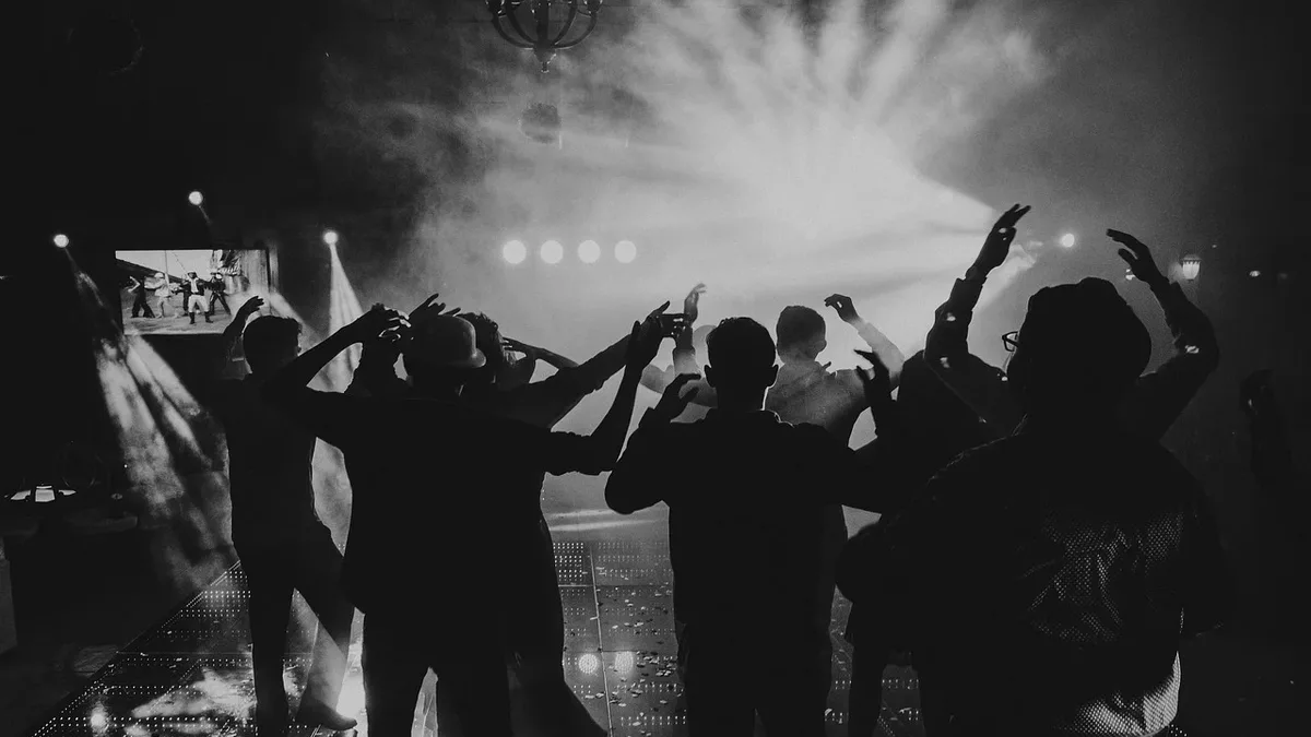 A photographer documents the growth and unique energy of Rio de Janeiro's ballroom culture, tracing its roots from New...